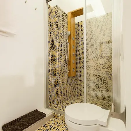 Pensjonat Ginjinha House - 4 - Bairro Alto - With Ac! 3*